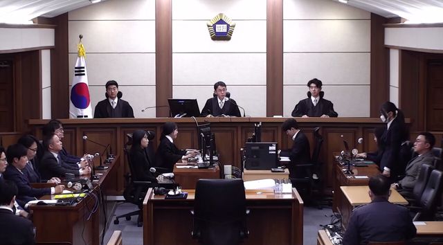 통일교 금품 수수 의혹 등으로 재판에 넘겨진 김건희 여사가 지난 1월 28일 서울 서초구 서울중앙지방법원에서 열린 1심 선고공판에서 실형을 선고받고 있다. [사진제공=뉴시스]<br>