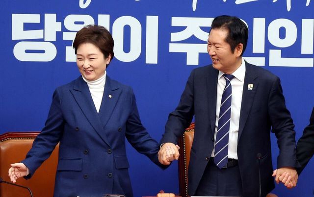 정청래 더불어민주당 대표가 11일 오전 서울 여의도 국회에서 열린 최고위원회의에서 이언주 최고위원의 손을 잡고 있다. [사진제공=뉴시스]