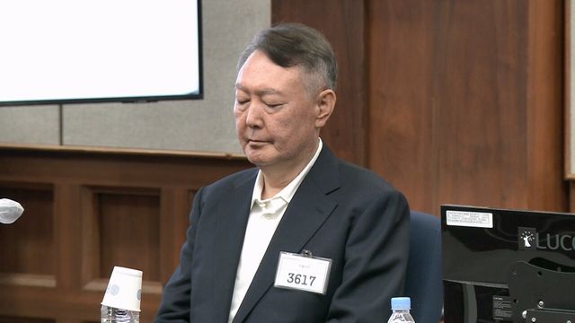 지난해 9월 특수공무 집행 방해, 직권남용 권리행사 방해 혐의 관련 재판에서 눈을 감고 있는 윤석열 전 대통령. [사진제공=뉴시스]