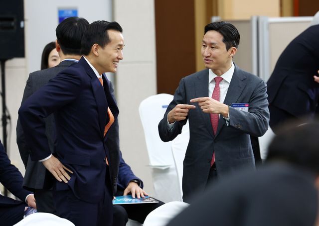 HD현대 정기선 회장(오른쪽)과 한화그룹 김동관 부회장(왼쪽)이 대화를 나누는 모습. [사진=뉴시스]