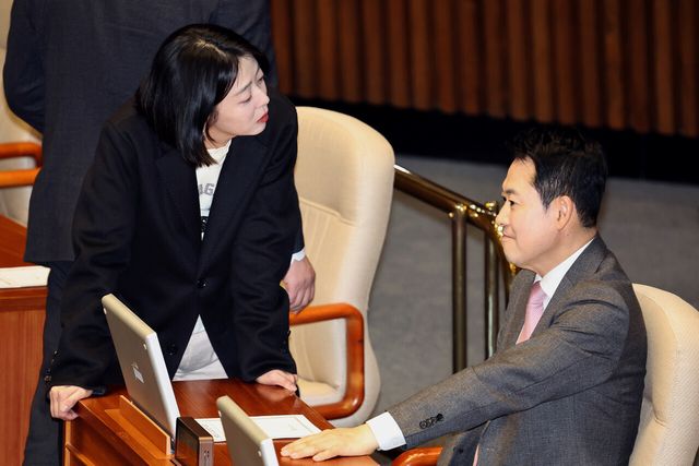 배현진 국민의힘 의원이 지난 9일 오후 서울 여의도 국회에서 열린 제432회국회(임시회) 제4차 본회의에서 장동혁 국민의힘 대표에게 발언을 하고 있다. 이 자리에서 배 의원은 장 대표에게 “나를 정말 직무정지시키고 싶냐