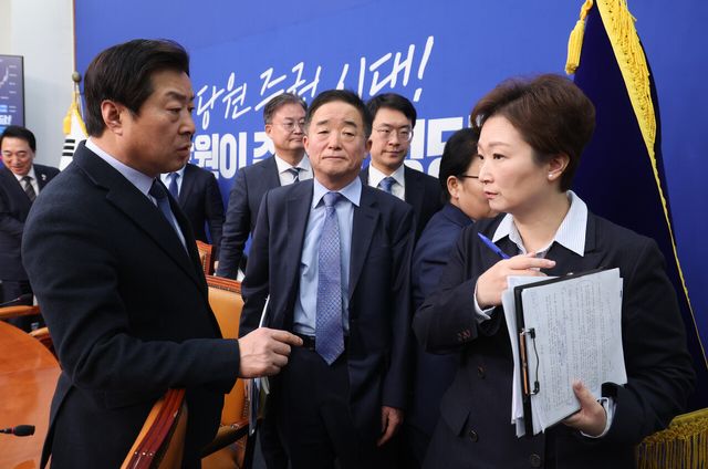 더불어민주당 황명선(왼쪽부터), 강득구, 이언주 최고위원이 6일 오전 서울 여의도 국회에서 최고위원회의를 마친 뒤 대화를 하고 있다. [사진제공=뉴시스]