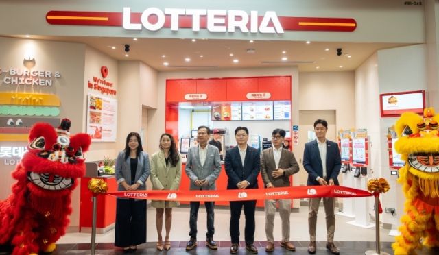 지난 10일 싱가포르 주얼 창이 공항 지하 1층에 문을 연 롯데리아 싱가포르 1호점 그랜드 오픈식에서 알란 고 카트리나그룹 회장(왼쪽에서 세 번째)과 이원택 롯데GRS 대표이사(왼쪽에서 네 번째) 등 관계자들이 기념촬영을 하고 있다. [사진=롯데GRS]