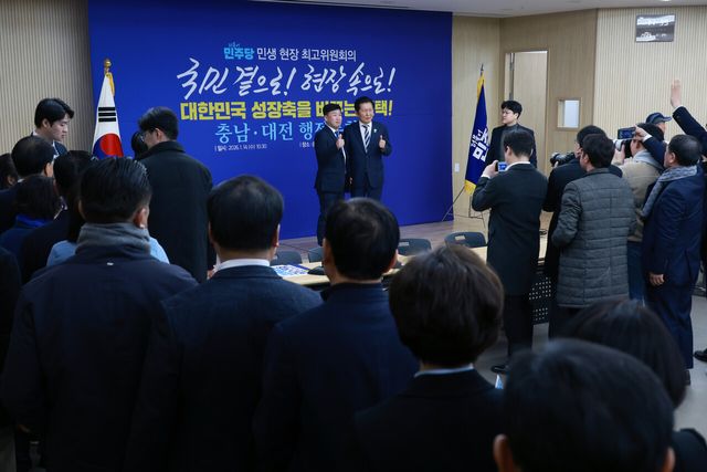 &nbsp;정청래 더불어민주당 대표가 지난 1월 14일 충남 서산축산종합센터에서 열린 현장최고위원회의를 마친 뒤 지방선거 출마예정자 등과 사진을 찍고 있다. [사진제공=뉴시스]<br>