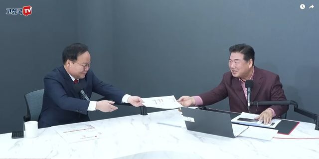 유튜버 고성국씨(오른쪽)가 지난 5일 자신의 유튜브 방송에 출연한 국민의힘 김재원 최고위원에게 입당원서를 전달하고 있다. [사진출처=고성국TV 유튜브 채널 캡처/뉴시스]&nbsp;<br>