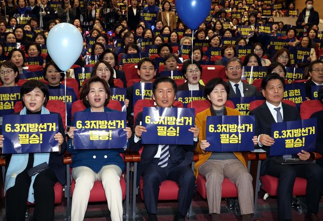지난 9일 오후 서울 여의도 국회 의원회관 대회의실에서 열린 '성평등 민주주의! 여성의 빛으로, 2026 지방선거 승리 여성 결의대회'에서 참석자들과 손피켓을 들고 구호를 외치고 있다. 앞줄 왼쪽부터 더불어민주당 소속 서영교 의원,이수진 전국여성위원장, 정청래 대표, 백혜련 의원, 조승래 사무총장. [사진제공=뉴시스]<br>