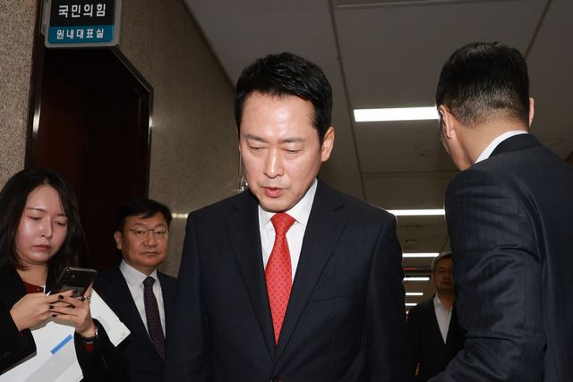 장동혁 국민의힘 대표가 12일 서울 여의도 국회에서 청와대 오찬 관련 비공개 회의를 위해 송언석 원내대표실로 향하고 있다. 장 대표는 이날 이재명 대통령과의 오찬 약속을 당일에 일방적으로 취소해 빈축을 하고 있다. [사진제공=뉴시스]