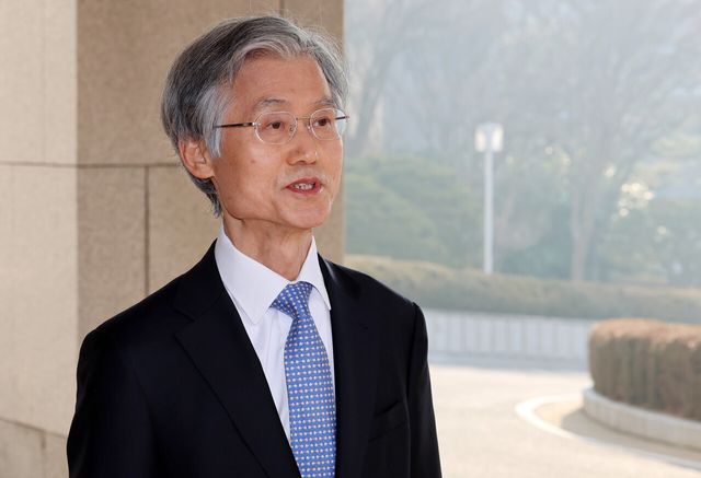 조희대 대법원장이 12일 오전 서울 서초구 대법원으로 출근하며 취재진의 질문에 대답하고 있다. [사진제공=뉴시스]