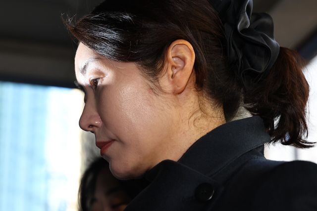 '공천헌금 1억원 수수 혐의'를 받는 강선우 무소속 의원이 2차 경찰 조사를 받기 위해 지난 3일 오전 서울 마포구 서울경찰청 광역수사단 공공범죄수사대로 출석하고 있다. [사진제공=뉴시스]<br>