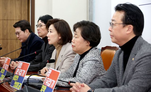 국민의힘 법제사법위원회 위원들이 12일 오전 서울 여의도 국회에서 여당 주도 대법관 증원·재판소원법 법사위 통과를 규탄하는 기자간담회를 하고 있다. [사진제공=뉴시스]