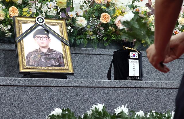 지난해 6월 24일 대전시 유성구 국립 대전현충원에서 진행된 고(故) 변희수 하사 안장식에서 유가족과 참석자들이 헌화하고 있다. [사진제공=뉴시스]