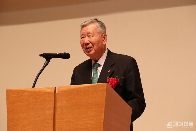 부영그룹 이중근 회장이 12일 서울 부영 태영빌딩 컨벤션홀에서 개최된 제13대 유엔한국협회 회장 취임식에서 취임사를 하고 있다.&nbsp;ⓒ투데이신문