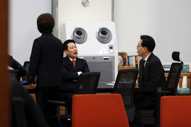 국민의힘 장동혁 대표와 송언석 원내대표, 최고위원 등 관계자들이 12일 서울 여의도 국회에서 청와대 오찬 관련 비공개 회의를 하고 있다. 장 대표는 이날 이재명 대통령과의 오찬을 일방적으로 취소해 빈축을 사고 있다. [사진제공=뉴시스]