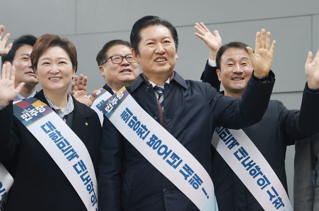 정청래 더불어민주당 대표와 한병도 원내대표를 비롯한 지도부가 13일 서울 용산역에서 귀성 인사를 하고 있다. [사진제공=뉴시스/공동취재단]