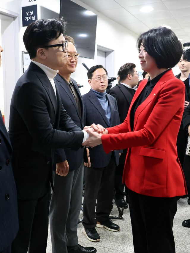 배현진 국민의힘 의원이 13일 오후 서울 여의도 국회 소통관에서 기자회견을 열고, 자신에 대한 국힘 윤리위의 '당원권 정지 1년'에 대해 입장 발표를 앞두고 한동훈 전 국민의힘 대표에게 격려를 받고 있다. [사진제공=뉴시스]