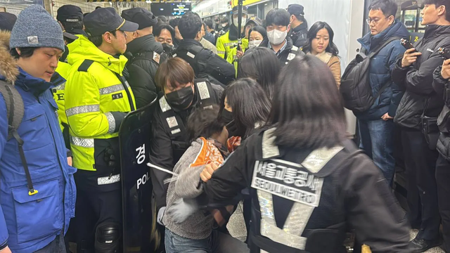 지난 11일 서울 지하철 4호선 혜화역에서 경찰들과 시민 활동가가 몸싸움을 벌이고 있다. [사진제공=전국장애인차별철폐연대]