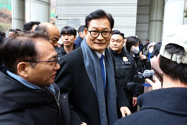 송영길 소나무당 대표가 13일 서울 서초구 서울고등법원에서 열린 '더불어민주당 전당대회 돈봉투' 의혹 관련 항소심 선고기일에 출석하고 있다. [사진제공=뉴시스]