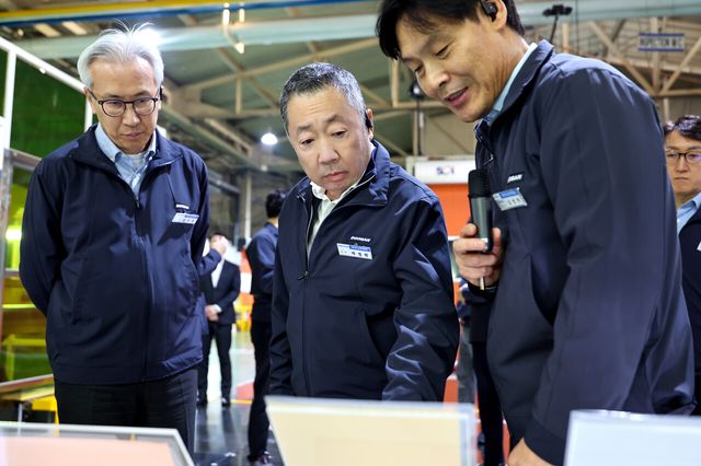 두산그룹 박정원 회장(가운데)이 지난 12일 충북 증평 ㈜두산 전자BG 사업장을 방문해 CCL(동박적층판) 제품 라인업을 살펴보고 있다. [사진=두산]