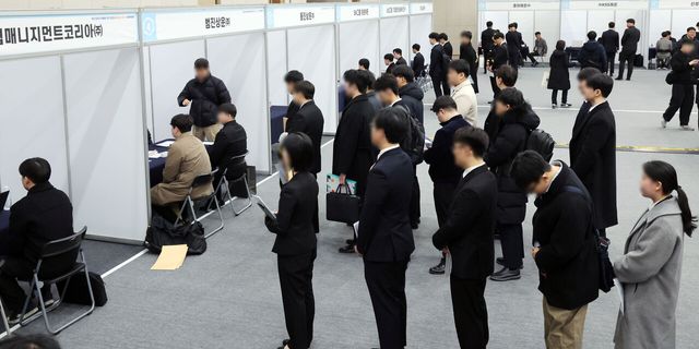 ‘2026 해운선사 해기사 취업박람회’가 개최된 지난 10일 부산 동구 부산항국제전시컨벤션센터 5층 이벤트홀에서 현장면접이 이뤄지고 있다. [사진제공=뉴시스]