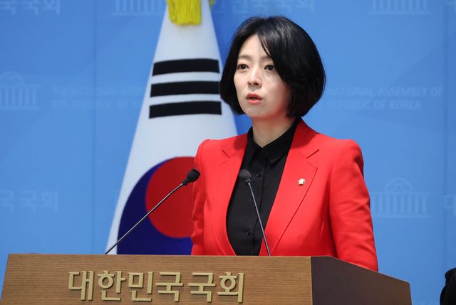배현진 국민의힘 의원이 13일 오후 서울 여의도 국회 소통관에서 기자회견을 열고, 자신에 대한 국힘 윤리위의 '당원권 정지 1년'에 대해 입장 발표를 하고 있다. [사진제공=뉴시스]