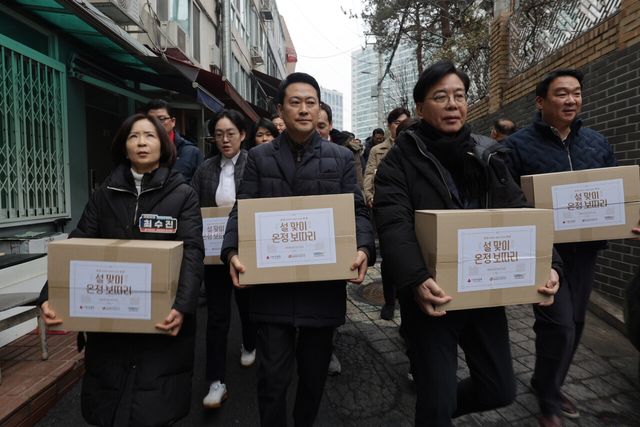 장동혁 국민의힘 대표와 송언석 원내대표를 비롯한 의원들이 설 연휴를 앞둔 13일 서울 중구 중림동 쪽방촌 주민들에게 설 선물을 전달하기 위해 이동하고 있다. [사진제공=뉴시스/공동취재단]
