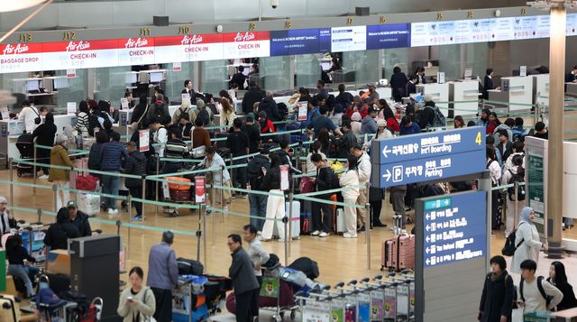 지난 12일 인천국제공항 출국장에서 여행객들이 출국 수속을 밟고 있다. [사진 제공=뉴시스]<br>