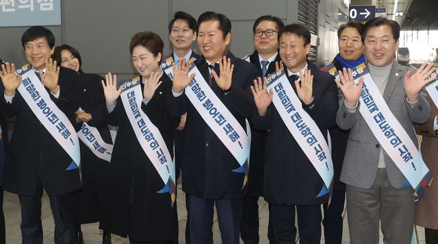 정청래 더불어민주당 대표와 한병도 원내대표 등 최고위원들이 13일 서울 용산구 용산역에서 설 명절 귀성 인사를 하고 있다. [사진제공=뉴시스/공동취재단]