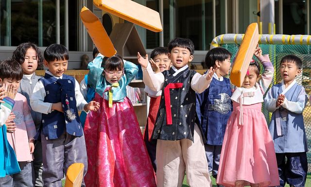 지난 12일 대구 북구 대원유치원에서 열린 설 명절 전통놀이 체험행사에서 원생들이 윷놀이를 하고 있다. [사진 제공=뉴시스]