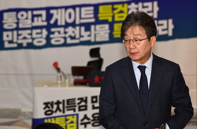 유승민 전 의원이 지난 1월 20일 오전 단식농성중인 장동혁 국민의힘 대표와 만난 후 취재진의 질문에 답하고 있다. [사진제공=뉴시스]<br>