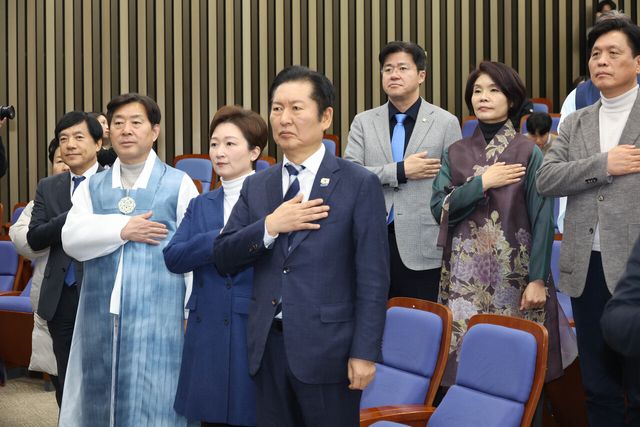 정청래 더불어민주당 대표와 지도부가 12일 오후 서울 여의도 국회에서 열린 의원총회에서 국민의례를 하고 있다. [사진제공=뉴시스]