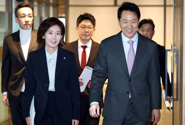 이번 지방선거에서 국민의힘 서울시장 후보는 오세훈 현 시장이 유력한 가운데 나경원 의원의 강력한 도전이 예상된다. 사진은 지난해 4월 16일 오세훈 서울시장과 대선 출마를 선언한 나경원 국민의힘 의원이 서울 중구 서울시청에서 회동을 마친 후 이동하고 있는 모습. [사진제공=뉴시스]