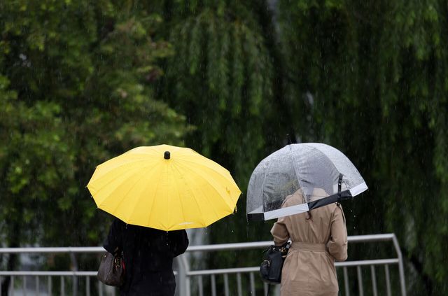 시민들이 우산을 쓰고 이동하고 있다. [사진=뉴시스]