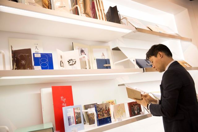 한 방문객이 ‘무림 갤러리’에 전시된 무림의 인쇄용지로 만들어진 잡지와 책들을 살펴보고 있다. [사진제공=뉴시스]