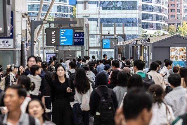 지난해 추석연휴였던 지난해 10월 5일 서울 중구 서울역에서 시민들이 귀성길에 나서고 있는 모습. [사진제공=뉴시스]