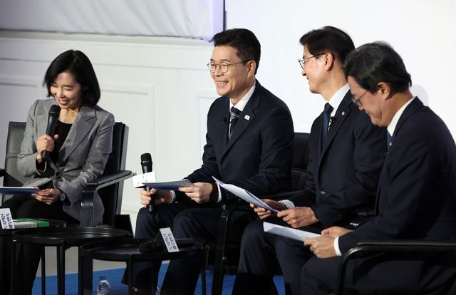 정원오 성동구청장이 2월 8일 오후 서울 영등포구 올댓마인드에서 열린 북콘서트 '매우만족, 정원오입니다'에 참석해 미소를 짓고 있다. 왼쪽부터 박경미 전 더불어민주당 의원, 정 구청장, 더불어민주당 이해식, 채현일 의원. [사진제공=뉴시스]