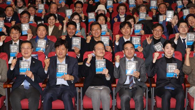 박주민 더불어민주당 의원이 2월 10일 오후 서울 여의도 국회 의원회관에서 열린 ‘정치는 도시를 바꾼다‘ 자신의 출판기념회에서 기념촬영을 하고 있다. [사진제공=뉴시스]