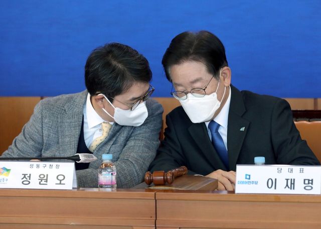 지난 2022년 11월 30일 당시 더불어민주당 이재명 대표가 서울 성동구청에서 열린 현장 최고위원회의에서 정원오 성동구청장의 귀엣말을 듣고 있다. [사진제공=뉴시스]