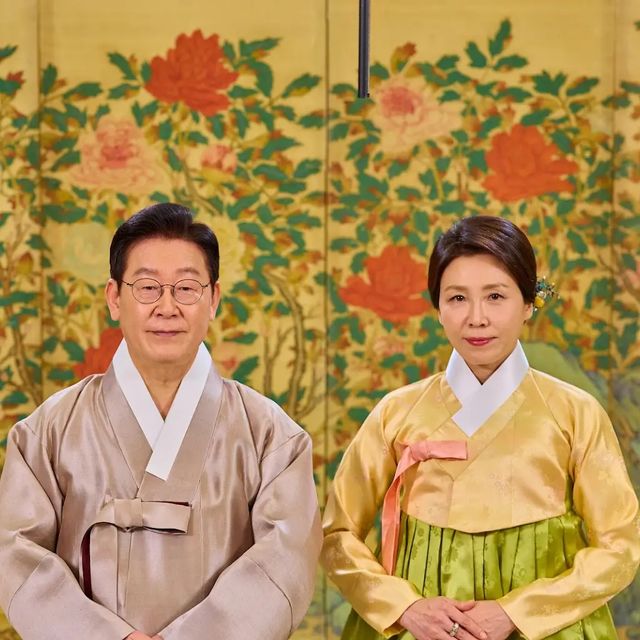 이재명 대통령과 김혜경 여사가 설 명절 당일인 17일 새해 인사를 전했다. [사진=청와대]