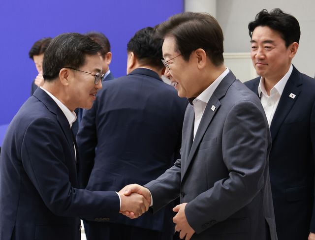 &nbsp;이재명 대통령이 1일 서울 용산 대통령실 청사에서 열린 전국 시도지사 간담회에 입장하며 김동연 경기지사와 악수하고 있다. (대통령실통신사진기자단)2025.08.01. bjko@newsis.com&nbsp;