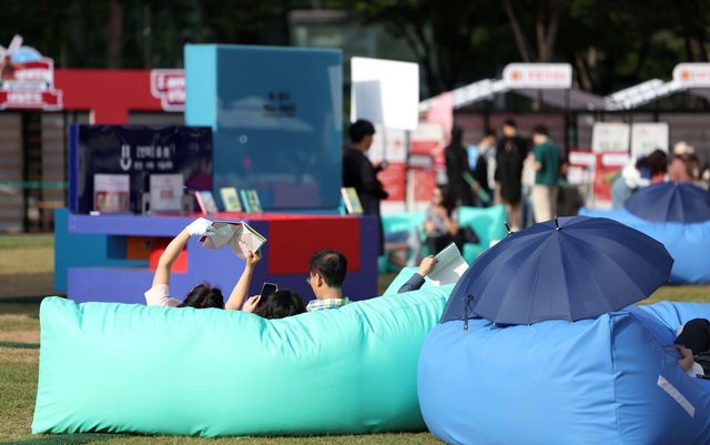 2024년 서울시청 앞 광장에서 시민들이 모여 독서하고 있다. [사진제공=뉴시스]