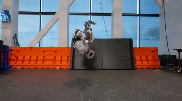 공중제비 넘는 아틀라스. [사진=보스턴다이나믹스]