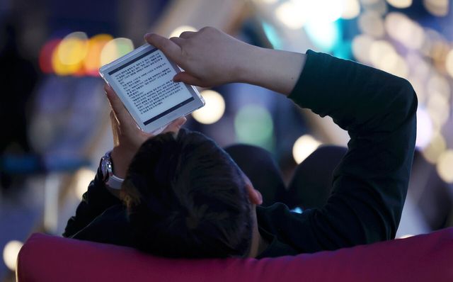 세계 책과 저작권의 날을 맞아 지난해 4월 서울 종로구 광화문광장에 마련된 광화문 책마당에서 시민들이 독서를 즐기고 있다. [사진제공=뉴시스]