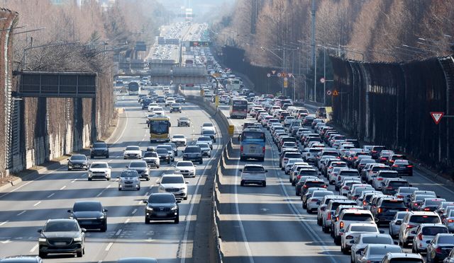 설날이었던 지난 17일 서울 서초구 경부고속도로 잠원IC 인근에 귀경 차량 행렬이 증가하고 있다. [사진제공=뉴시스]