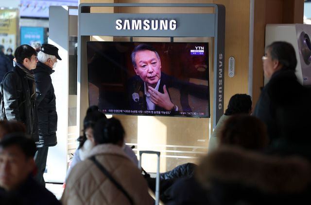 &nbsp;윤석열 전 대통령의 내란 우두머리 혐의 재판을 마무리하는 결심 절차가 재개된 지난 1월 13일 서울역 대합실에서 시민들이 관련 뉴스를 보고 있다. [사진제공=뉴시스]&nbsp;<br>