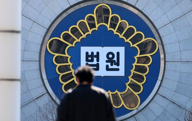 내란 우두머리 혐의로 재판에 넘겨진 윤석열 전 대통령의 1심 선고를 하루 앞둔 18일 오후 서울 서초구 서울중앙지방법원이 보이고 있다. 서울중앙지법 형사합의25부(부장판사 지귀연)는 오는 19일 오후 3시 내란 우두머리 혐의를 받는 윤 전 대통령의 선고기일을 진행한다. [사진제공=뉴시스]