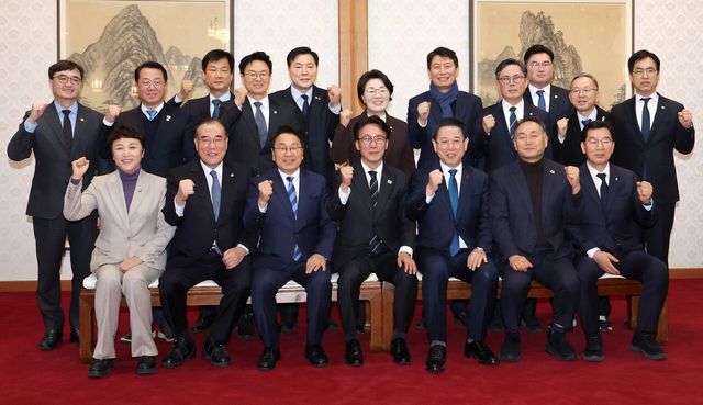 김민석(앞줄 왼쪽 네 번째) 국무총리가 지난 9일 오후 서울 종로구 총리공관에서 김영록(앞줄 오른쪽 세 번째) 전남지사와 강기정(앞줄 왼쪽 세 번째) 광주시장, 광주·전남 지역구 의원들과 전남·광주 행정통합 관련 면담에 앞서 기념촬영하고 있다. [사진제공=뉴시스]