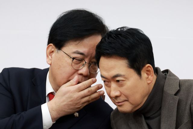 국민의힘 장동혁 대표와 송언석 원내대표가 19일 서울 여의도 국회에서 열린 최고위원회의에서 대화하고 있다. [사진제공=뉴시스]