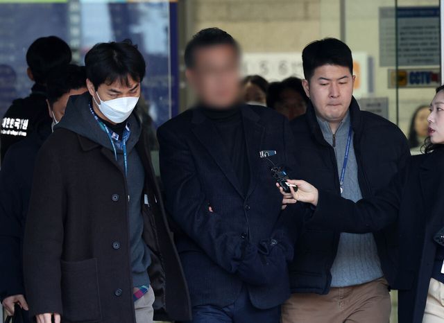 인천 강화군 중증장애인 거주시설 '색동원' 시설장 김모씨가 19일 오전 서울 서초구 중앙지방법원에서 열린 성폭력처벌법 위반(장애인 강간·강제추행) 및 장애인복지법 위반 혐의에 대한 구속 전 피의자 심문(영장실질심사)을 마친 뒤 호송차량으로 이동하고 있는 모습. [사진제공=뉴시스]<br>