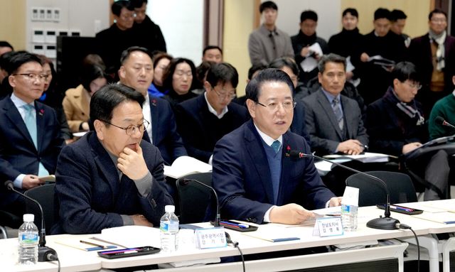 지난 8일 목포대학교 남악캠퍼스에서 열린 전남광주특별법안 제5차 간담회에 강기정 광주시장과 김영록 전남지사가 참석해 발언하고 있다. [사진제공=뉴시스]&nbsp;