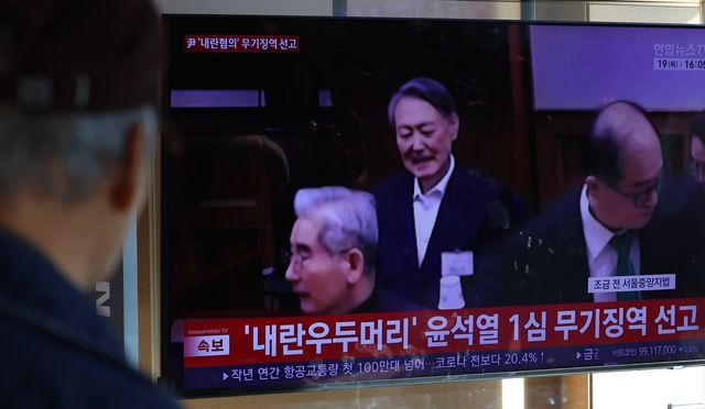 19일 오후 서울 용산구 서울역에서 시민들이 ‘내란 우두머리 혐의’ 윤석열 전 대통령의 1심 선고 공판 중계를 보고 있다. [사진제공=뉴시스]